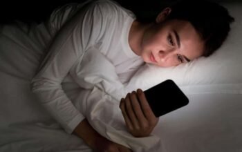 Waspada! Kebiasaan Scrolling HP Sebelum Tidur Ganggu Fungsi Otak