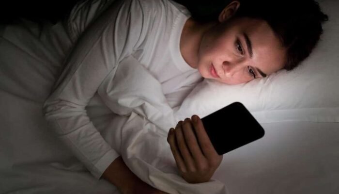 Waspada! Kebiasaan Scrolling HP Sebelum Tidur Ganggu Fungsi Otak