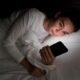 Waspada! Kebiasaan Scrolling HP Sebelum Tidur Ganggu Fungsi Otak