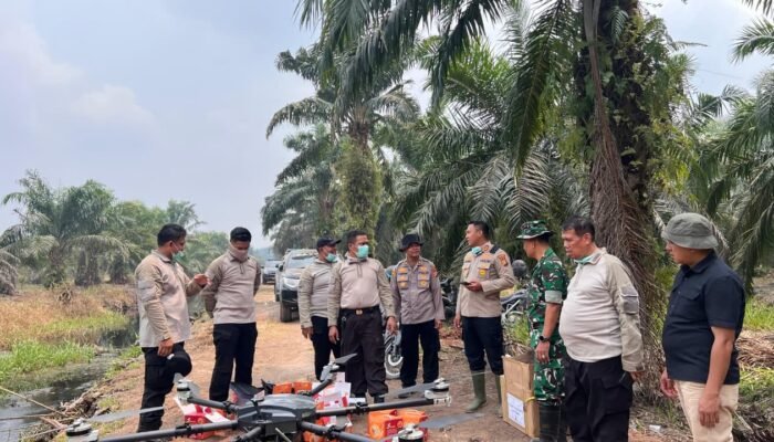 Polda Riau Kerahkan Drone Pemadam Api Tangani Karhutla di Siak