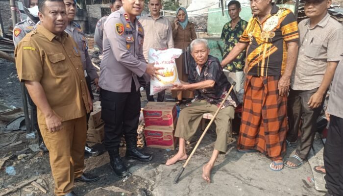 Polisi Beri Bantuan untuk Korban Kebakaran Rumah di Bagan Sinembah Rohil