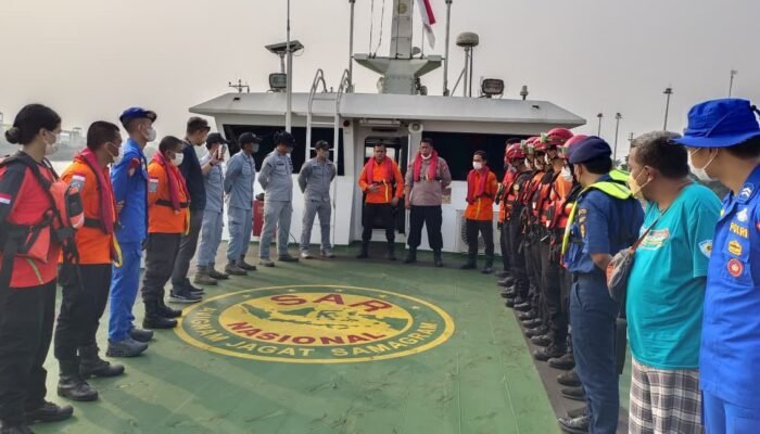 Hari Ketiga, Polri Perluas Pencarian 8 Orang Hilang di Selat Sunda
