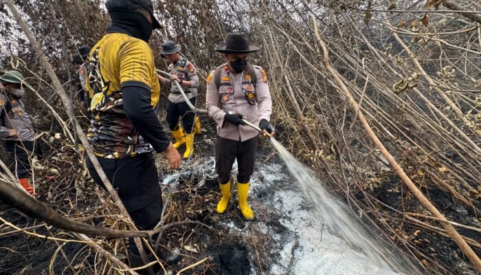 Kapolres Inhu dan Tim Gabungan Langsung Praktek Menggunakan Teknologi Cairan X Fire di Lokasi Kebakaran