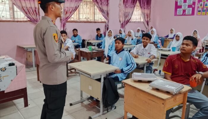Polsek Rantau Kopar Sosialisasikan Pencegahan Karhutla dan Bagikan Masker di SMA Negeri 01 Rantau Kopar