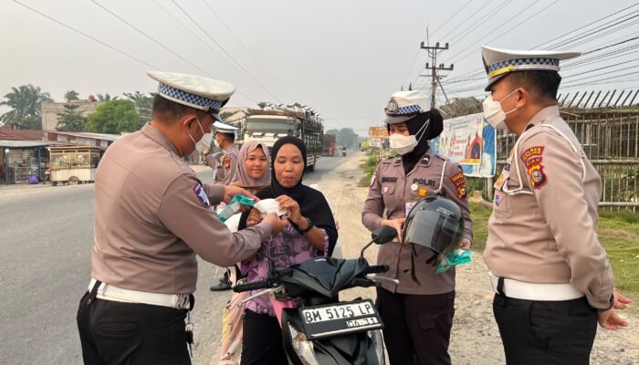 Polantas Polres Rohil Bagi Masker ke Pengendara, Ingatkan Bahaya Karhutla