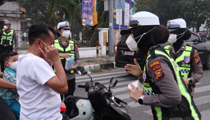 Peduli Dampak Kabut Asap, Polresta Pekanbaru Bagikan 1.300 Masker