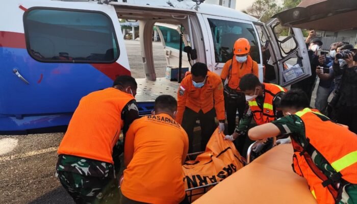 Detik-Detik Helikopter Dauphin Polri Evakuasi Korban KM Virgo di Tengah Laut