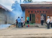 Dukung Penekanan DBD di Kec. Rantau Kopar, Polsek Rantau Kopar Bersinergi dengan Puskesmas dan Aparat Desa Lakukan Fogging