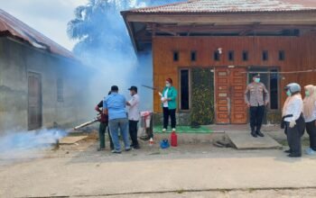 Dukung Penekanan DBD di Kec. Rantau Kopar, Polsek Rantau Kopar Bersinergi dengan Puskesmas dan Aparat Desa Lakukan Fogging