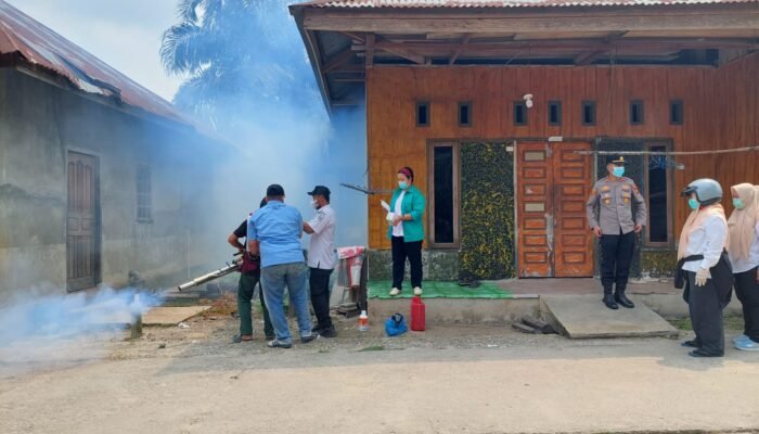 Dukung Penekanan DBD di Kec. Rantau Kopar, Polsek Rantau Kopar Bersinergi dengan Puskesmas dan Aparat Desa Lakukan Fogging