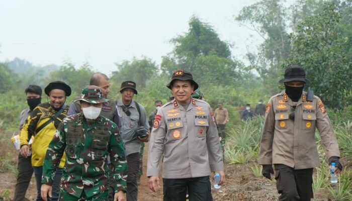 Kapolda Riau dan Pangdam Tinjau Karhutla di Inhu, Gelar Salat Istisqa Memohon Hujan