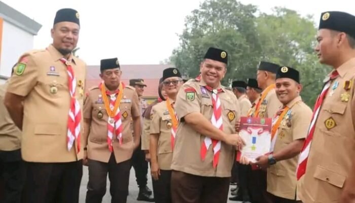 Ketua DPRD Inhu Sabtu P. Sinurat dan Ketua Komisi IV R Irwan Toni Hadiri Upacara Hari Pramuka ke-65 di Halaman Kantor Bupati Inhu