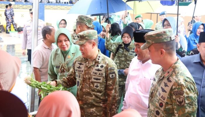 Pangdam XIX/Tuanku Tambusai Tinjau Bazar Murah dan Bakti Kesehatan HUT ke-81 TNI di Dumai