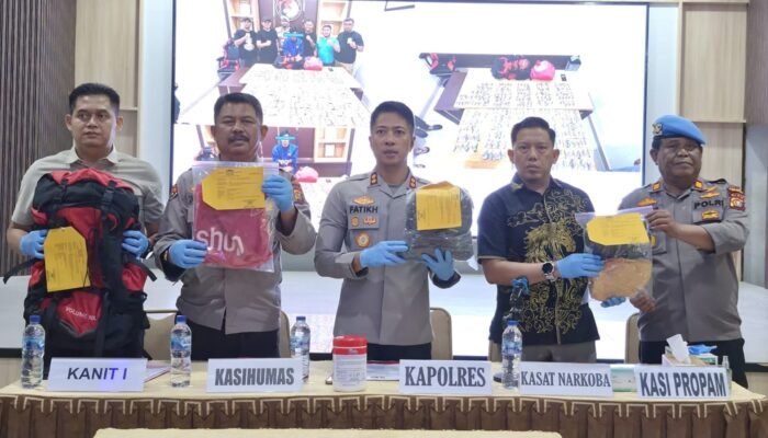 Polres Dumai Gagalkan Penyelundupan 296 Cartridge Narkoba Asal Lampung – Pria 38 Tahun Ditangkap di Loket Bus Ratu Sima Tujuan Medan