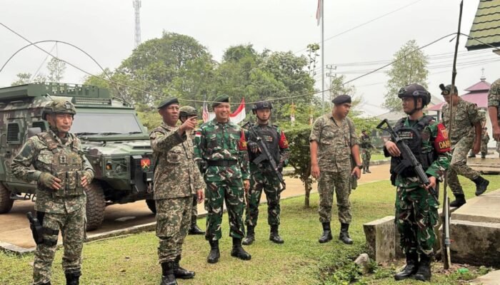 Pererat Kerjasama Pengamanan Batas Negara, Pos Gabma Nanga Badau Satgas Yonarmed 13/Nanggala Terima Kunjungan Panglima 3 Briged TDM