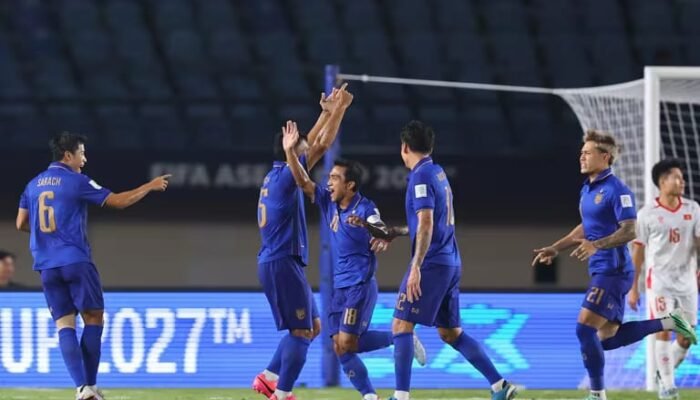 Hasil Thailand vs Vietnam 2-0 FIFA ASEAN Cup 2026 – Gol Roket Sarach Yooyen Bawa Thailand ke Final, Rekor 27 Laga Vietnam Runtuh di Bandung!