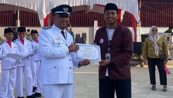 Beri Manfaat, 3 Mahasiswa KKN Universitas Abdurrab di Kepulauan Meranti Terima Penghargaan