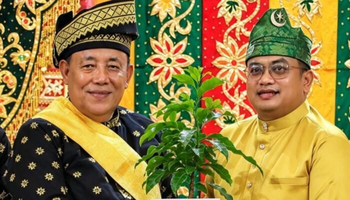 Dikukuhkan Sebagai Ketua MKA LAM Rohil, H. Fuad Ahmad Terima Bibit Pohon dari Kapolres Rokan Hilir – Green Policing