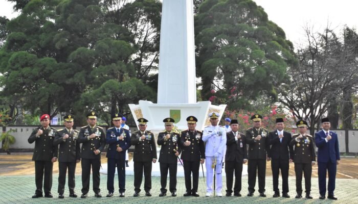 HUT ke-81 TNI, Danrem 031/WB Brigjen Agustatius Sitepu Dampingi Pangdam XIX Ziarah ke TMP Kusuma Dharma Pekanbaru
