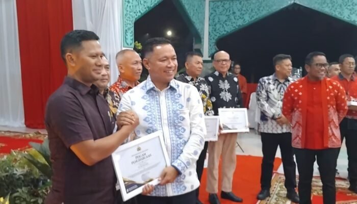 Komitmen Cegah Karhutla El Nino Godzilla, PT Musim Mas Terima Penghargaan Kapolres Pelalawan di Balai Seminai