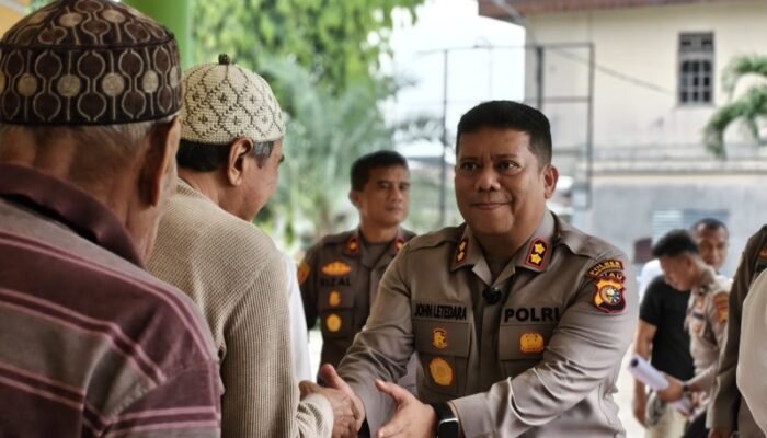 Sambut HUT ke-75 Humas Polri, Kapolres Inhu Gelar Bakti Sosial Bersihkan Masjid