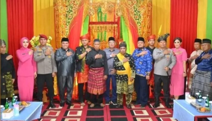 Ketua DPRD Inhu Sabtu P. Sinurat Hadiri Tepuk Tepung Tawar Penyambutan Kapolres Baru AKBP John Louis Letedara, S.I.K