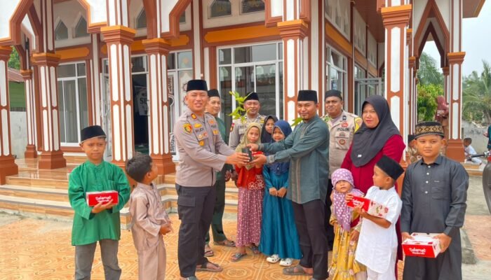 Polsek Kubu Polres Rokan Hilir Bagikan Santunan ke 46 Anak Yatim, Lanjut Tanam Pohon di Halaman Masjid Al-Masyaf!