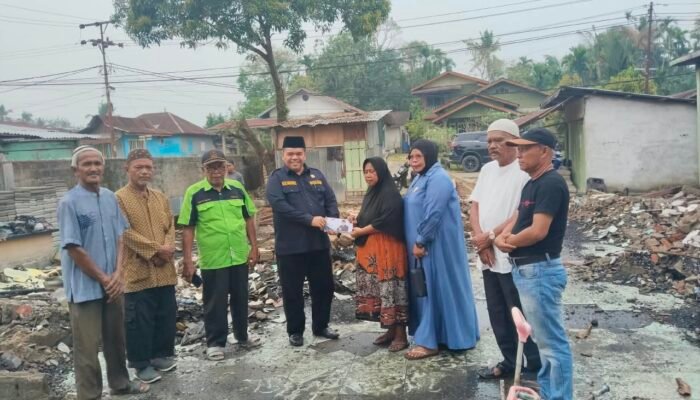 Jumat Berkah: Ketua DPRD Inhu Sabtu Pradansyah Sinurat Turun Langsung Bantu Korban Kebakaran Rumah Lansia Suhardi 78 Tahun di Air Molek I Pasir Penyu – Warga Sambut Meriah