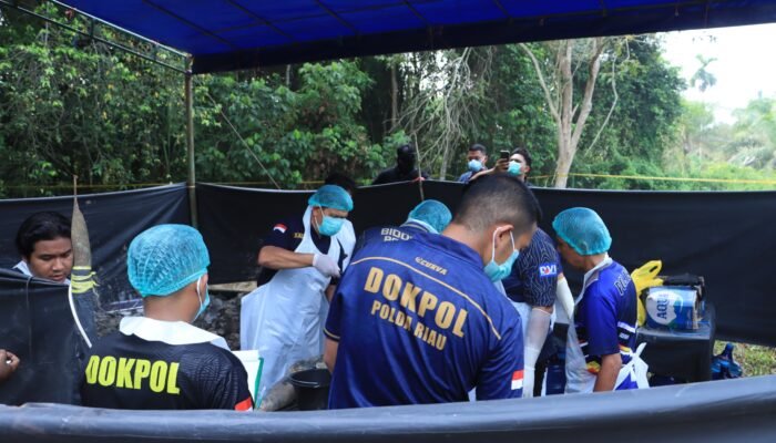 Polres Inhil  Dampingi Ekshumasi Jenazah E.S, Tim Forensik Lakukan Autopsi di Tempat Pemakaman Umum
