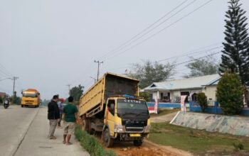 Respon Cepat Keluhan Orang Tua Murid! Ketua DPRD Inhu Sabtu Pradansyah Sinurat Turunkan Puluhan Dump Truk dan Excavator Timbun Bahu Jalan SMPN 05 Pematang Reba Rengat Barat