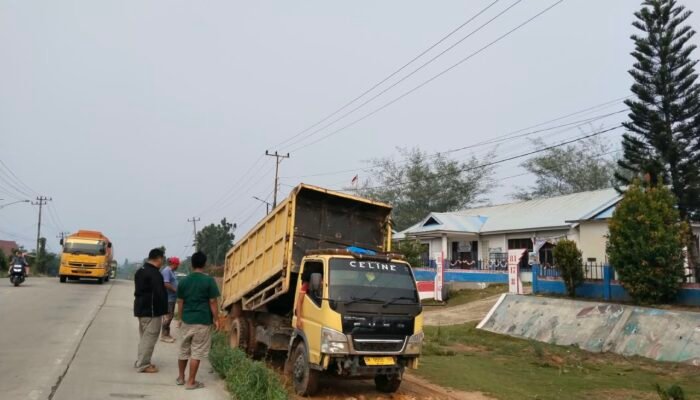 Respon Cepat Keluhan Orang Tua Murid! Ketua DPRD Inhu Sabtu Pradansyah Sinurat Turunkan Puluhan Dump Truk dan Excavator Timbun Bahu Jalan SMPN 05 Pematang Reba Rengat Barat