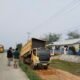 Respon Cepat Keluhan Orang Tua Murid! Ketua DPRD Inhu Sabtu Pradansyah Sinurat Turunkan Puluhan Dump Truk dan Excavator Timbun Bahu Jalan SMPN 05 Pematang Reba Rengat Barat