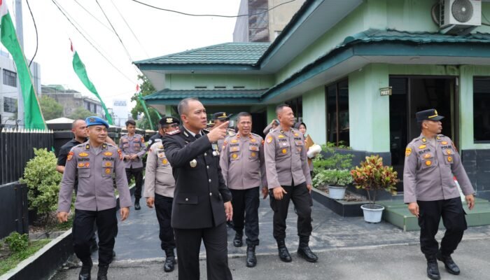 HANGATKAN KEBERSAMAAN! HUT ke-81 TNI, Kapolresta Pekanbaru Kombes Muharman Arta Sambangi Denpom 1/3 & Kodim 0301 Bawa Kue – TNI Polri Erat Bersaudara!