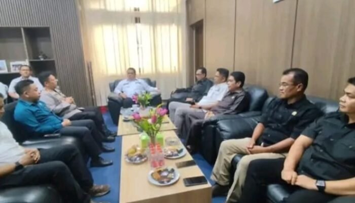 Ketua DPRD Inhu Sabtu P. Sinurat Didampingi Pimpinan Komisi I, II, III dan IV Terima Silaturahmi Kapolres Inhu AKBP John Louis Letedara S.I.K