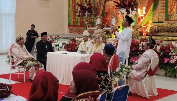 UAS dan Budayawan A. Aris Abeba Jadi Saksi Nikah Putri Ketua JMSI Riau H. Dheni Kurnia, Ustadz Abdul Somad: Semoga Tahun Depan Datang Lagi Untuk Aqiqah Cucu