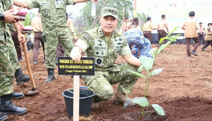 Pangdam XIX dan Kabaharkam Tanam 20 Ribu Pohon di Siak