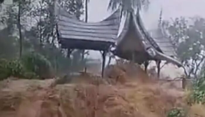 BREAKING Banjir Bandang Terjang Lubuk Minturun Padang Ratusan Rumah Terendam Hingga Atap