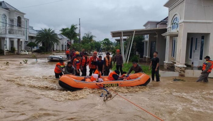 Polri Evakuasi Ratusan Warga Banjir Padang 300 Personel Brimob Dikerahkan