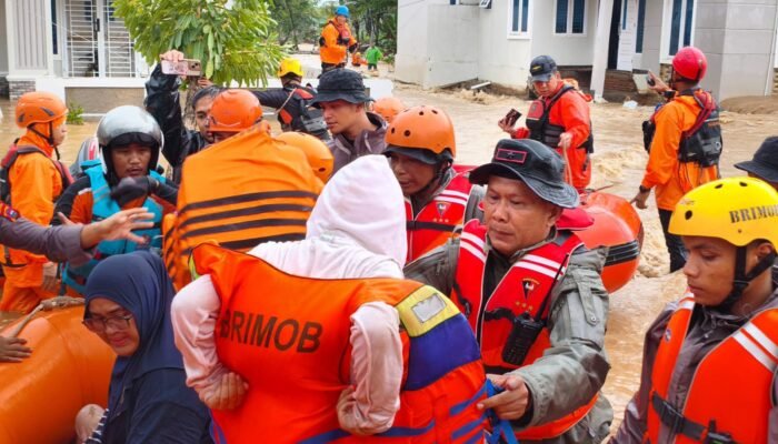 Polri Evakuasi Ratusan Warga Banjir Padang 300 Personel Brimob Dikerahkan
