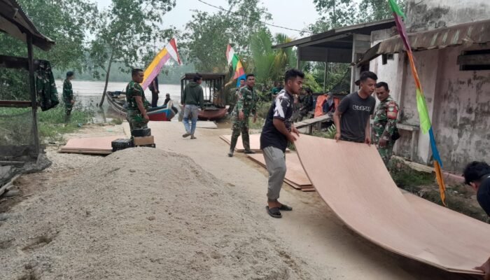 Semangat Gotong Royong TMMD ke-130 Kodim 0314/Inhil di Kuala Lemang Keritang -Prajurit dan Warga Langsir Material Bangun RTLH, MCK, Sumur Bor dan Semenisasi Jalan