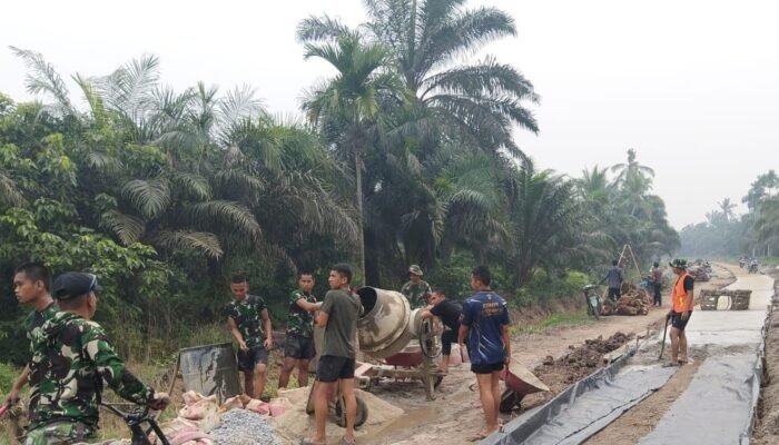 Sinergi Tanpa Batas, Satgas TMMD Ke-130 Kodim 0314/Inhil dan Warga Kuala Lemang Gesesa Pembangunan Jalan