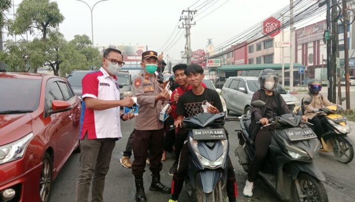 Hujan Belum Tuntaskan Kabut Asap, PWMOI Riau Bagikan 1.000 Masker kepada Pengendara