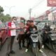 Hujan Belum Tuntaskan Kabut Asap, PWMOI Riau Bagikan 1.000 Masker kepada Pengendara