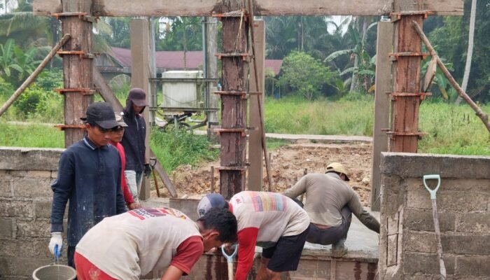 Percepat Target Fisik TMMD ke-130, Kodim 0314/Inhil Genjot Pembangunan MCK dan Sumur Bor di Keritang