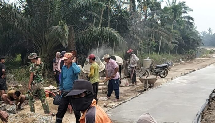Wujudkan Kemanunggalan, TNI dan Warga Kompak Kerjakan Semenisasi Jalan 1 KM di Desa Kuala Lemang