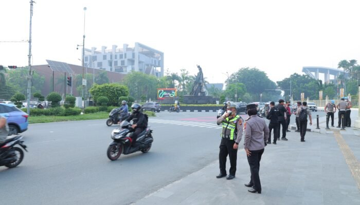 Hari Pertama Jabat Kapolresta, Kombes Ronny Riantoko Turun Langsung Atur Lalu Lintas di Pekanbaru