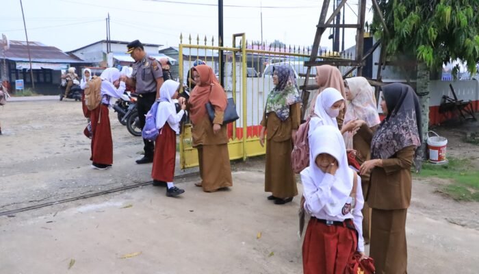 Wakapolres Rohil Turun ke Jalan Pagi-pagi, Pastikan Anak Sekolah Aman Menyeberang