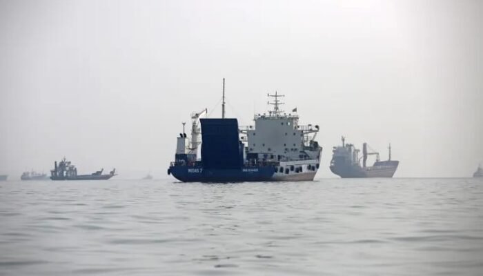 Dua Tanker Minyak Terbakar di Selat Hormuz Usai Tabrak Ranjau Iran