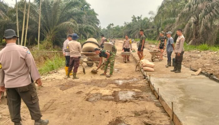 Kejar Target TMMD Ke-130, Kodim 0314/Inhil Kebut Semenisasi Jalan 1 KM di Desa Kuala Lemang