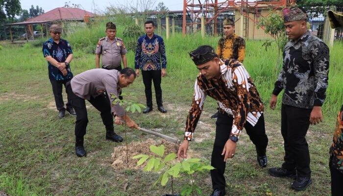 Green Policing — Polres Rohil Tanam Pohon, Wujud Kepedulian Terhadap Kelestarian Lingkungan